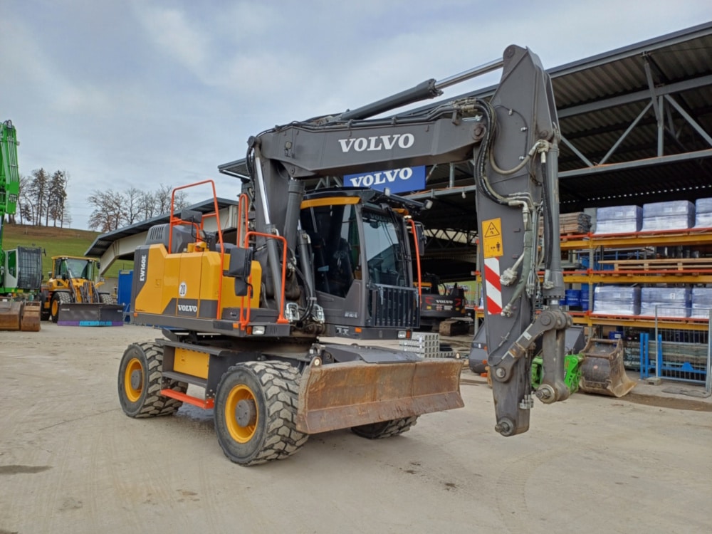 image-Wheeled excavators