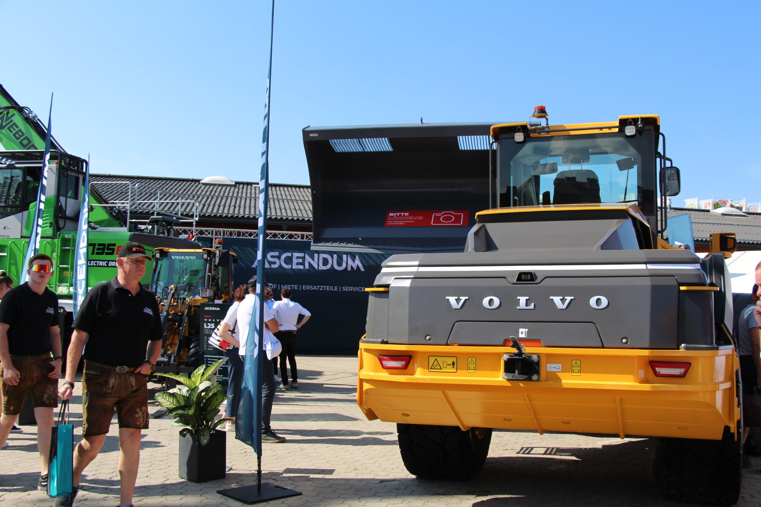 Volvo Radlader L25 auf der Ascendum Messe in Österreich, mit Besuchern.