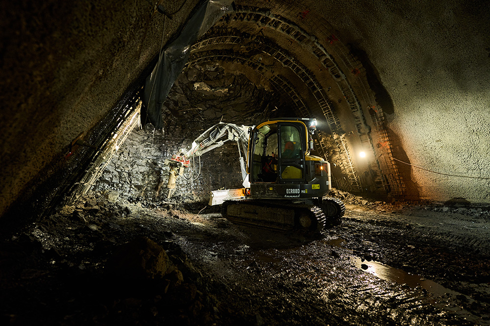 Bagger mit Bohrer in einem Tunnelbau, Österreich